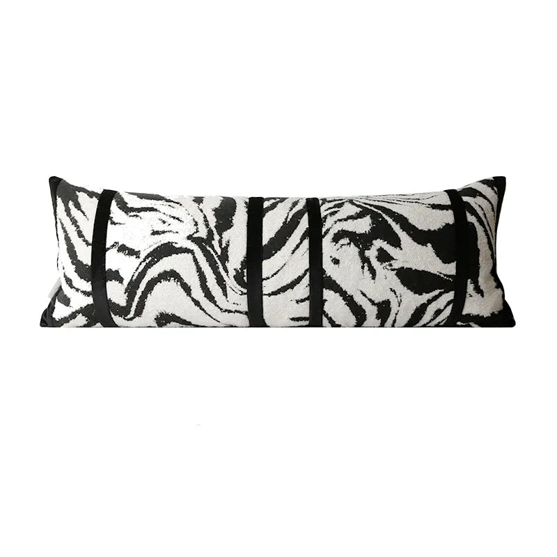 housse de coussin zebre 50x50 moderne avec un motif zèbre noir et blanc, comportant deux bandes horizontales noires au centre, sur un fond blanc - version rectangle