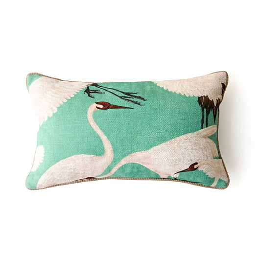 Housse de Coussin Rectangulaire Bleu Turquoise décoratif avec des illustrations élégantes de grues blanches sur un fond vert pastel, dans un style vintage oriental avec des détails texturés et harmonieux - de face