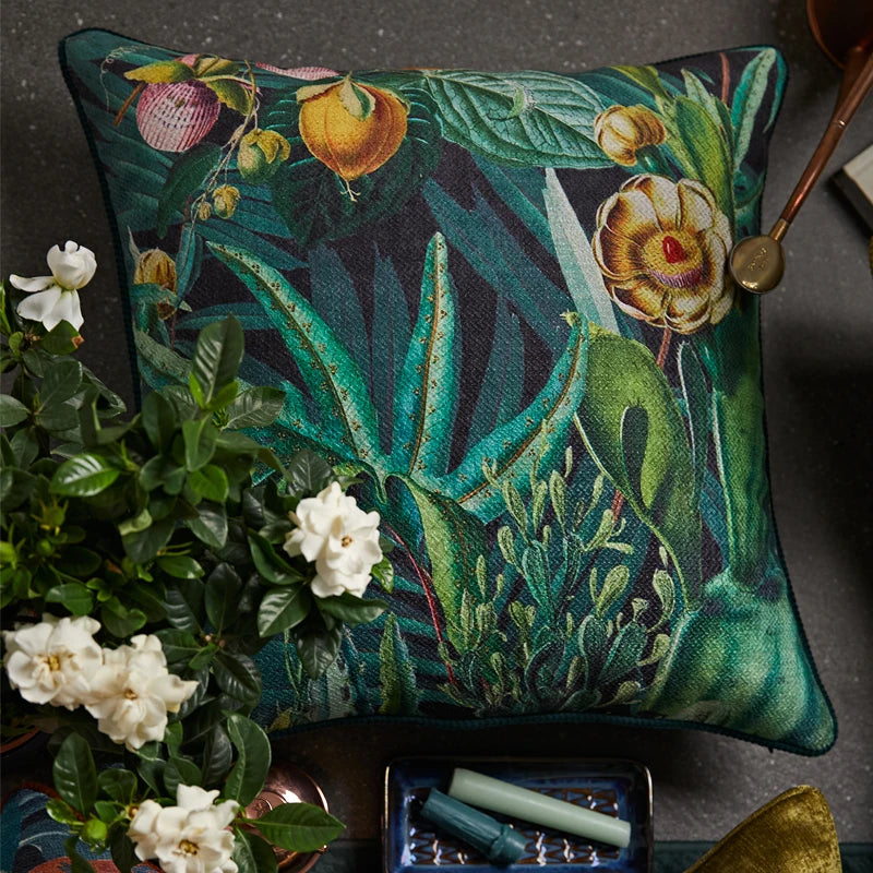 Housse de Coussin 50x50 Jungle avec motifs tropicaux, avec des feuilles vertes, des figues brunes et des fleurs blanches, sur fond noir - coussin seul en plongée