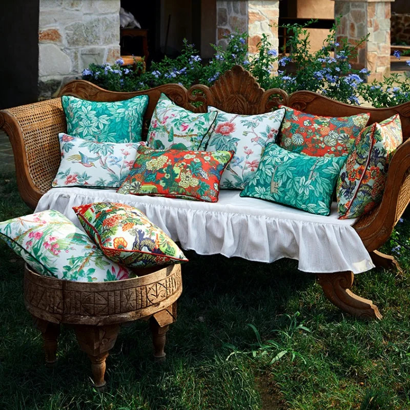 Housse de Coussin 45x45 Feuille Vert avec un motif tropical, composé de grandes feuilles vertes et turquoise entrelacées avec des clés dorées vintage. Design élégant et moderne sur fond blanc - dans jardin sur banquette
