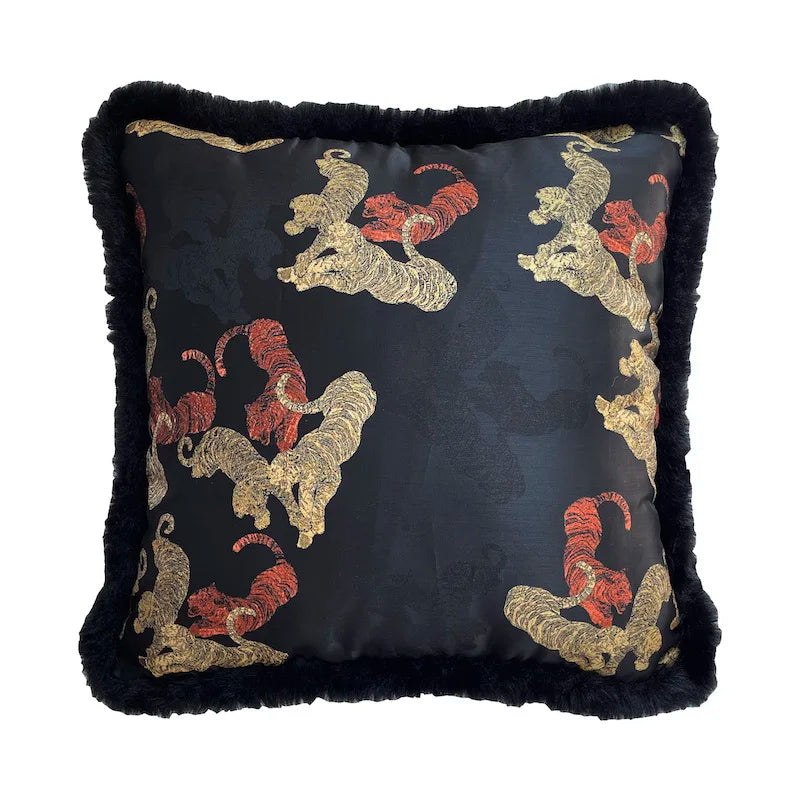 Housse de Coussin Noir et Jaune avec motifs de tigres rouges et jaunes dorés et bordure en fourrure noire - de face