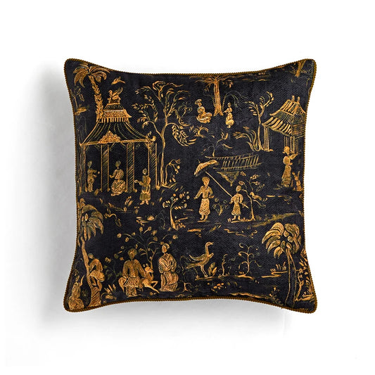 Coussin décoratif avec un motif asiatique classique doré, représentant des scènes de nature et de pagodes sur un fond noir. - de face