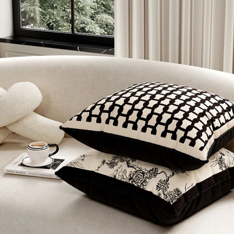 Housse de Coussin Géométrique Noir et Blanc avec un motif graphique de maillons de chaîne en noir et blanc, bordé d'un liseré noir - empilé