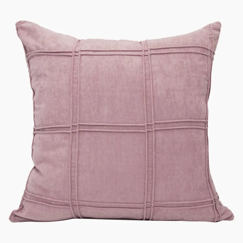 Housse de Coussin Rose Graphique avec motif géométrique en relief, style moderne minimaliste, tissu en velours texturé, sur fond blanc - de face