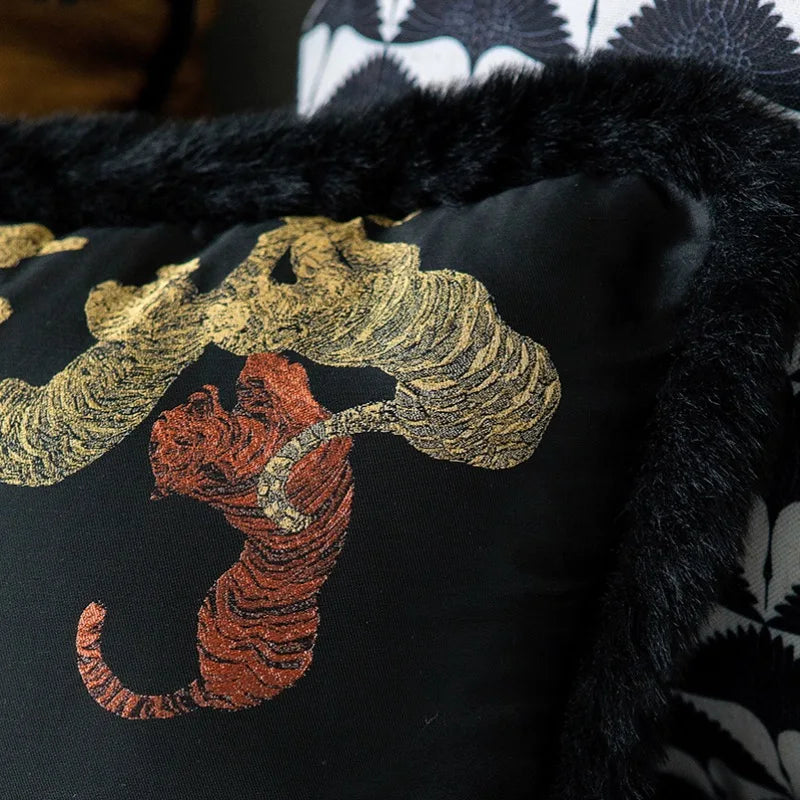 Housse de Coussin Noir et Jaune avec motifs de tigres rouges et jaunes dorés et bordure en fourrure noire - zoom sur matière