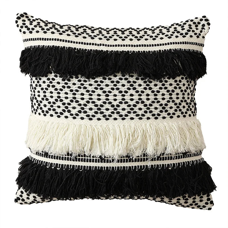 Housse de Coussin Blanc et Noir décoratif de style boho chic avec motif tissé en noir et blanc et trois franges horizontales - de face