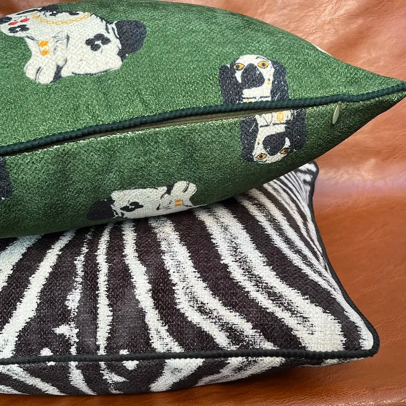 housse de coussin 50x50 noir et blanc avec un motif de zèbre noir et blanc symétrique, présenté sur un fond uni et lumineux, style minimaliste et contemporain - de coté