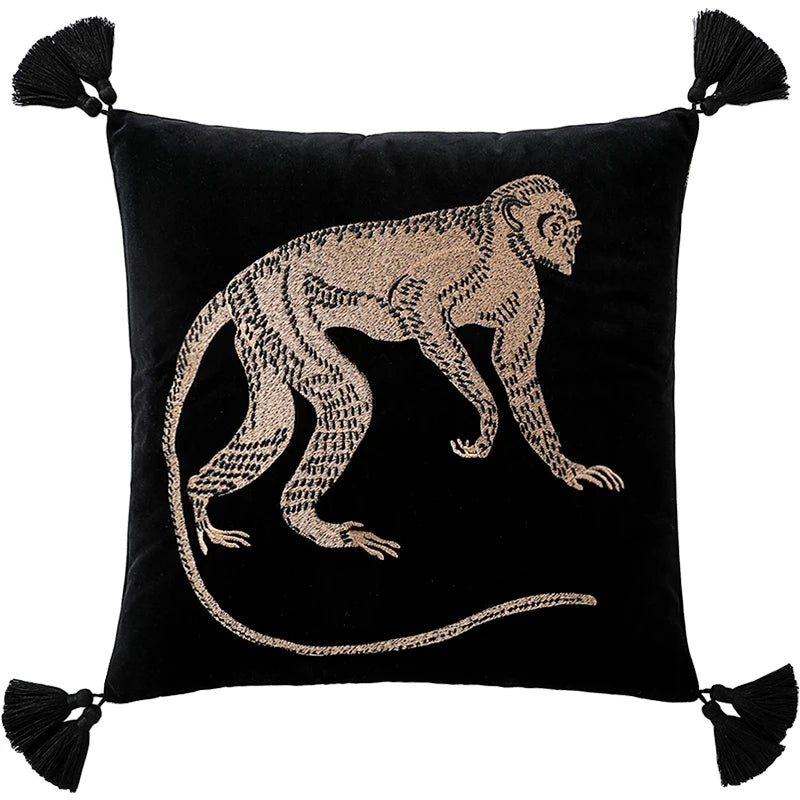 Housse de Coussin en Velours Monkey noir avec motif de singe doré brodé et pompons noirs aux coins - de face