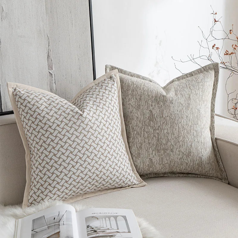 Housse de Coussin Beige 50x50 décoratif carré avec un design minimaliste et contemporain, en tissu texturé beige et gris clair, présenté sur un fond blanc épuré - zoom sur deux coussins