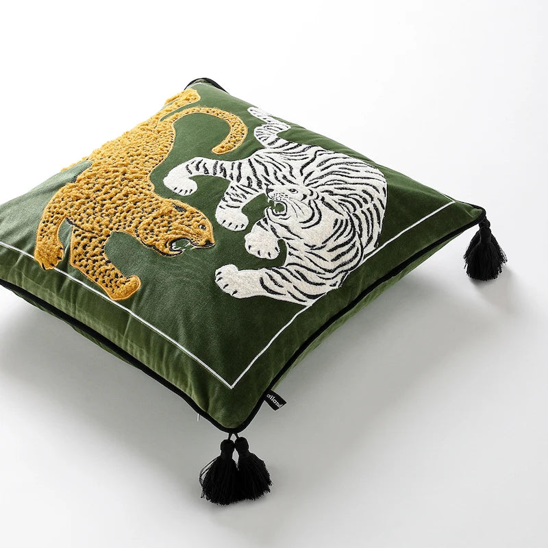 Housse de Coussin Jaune et Vert décoratif avec un tigre blanc et un léopard doré en broderie sur fond vert, avec des glands noirs aux coins - vue d'ensemble