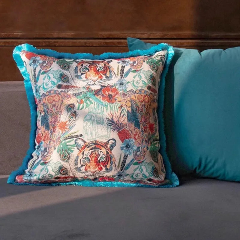 Housse de Coussin Bleu et Beige avec têtes de tigres et motifs floraux exotiques - mis en scène sur canapé gris