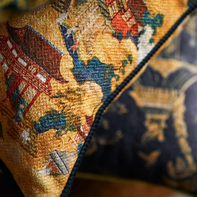 Housse de Coussin Zen 50x50 décoratif carré avec des motifs asiatiques traditionnels, comprenant des pagodes rouges et des montagnes stylisées sur un fond doré à texture brodée. - zoom sur matière