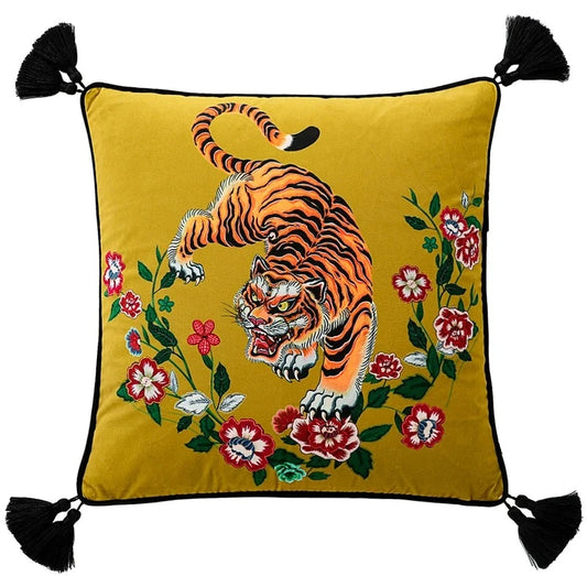 Housse de Coussin Velours 60x60 Moutarde une illustration traditionnelle de tigre orange entouré de fleurs rouges et blanches, bordure noire avec pompons noirs - de face