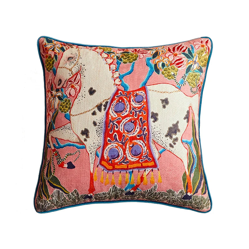 Housse de Coussin Rose Vintage illustrant un cheval richement orné, entouré de motifs floraux et abstraits dans des tons vibrants de rose, bleu, orange et rouge - de face