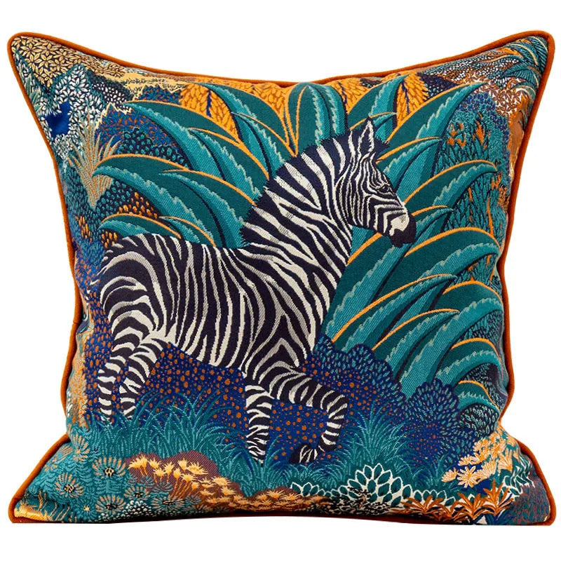 Housses de Coussin 45x45 Orange et Vert Amande décoratif avec une représentation artistique d'un zèbre entouré de végétation tropicale et de motifs floraux - de face