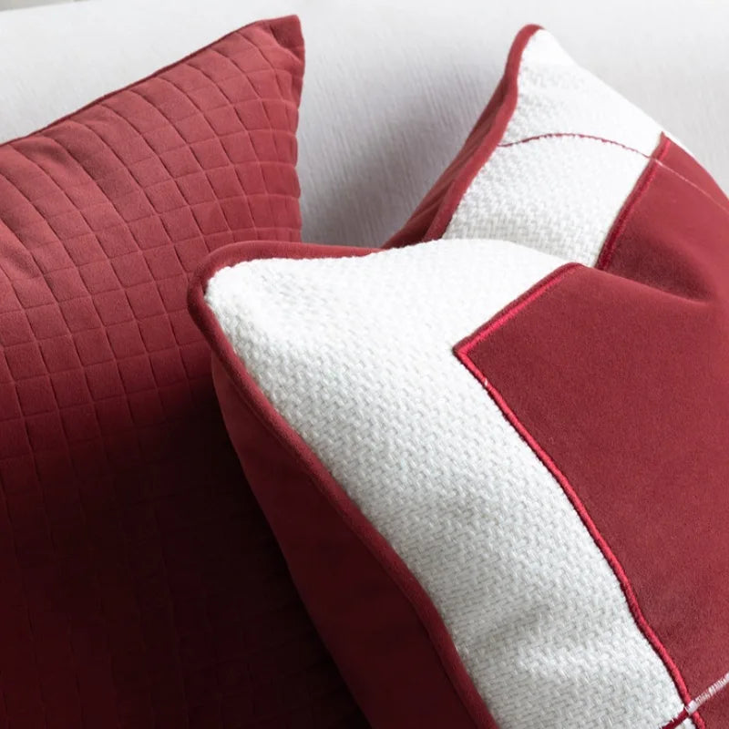 Housse de Coussin Rouge Ligne de Vie moderne et minimaliste avec une partie centrale bordeaux et une bordure blanche - zoom sur matière