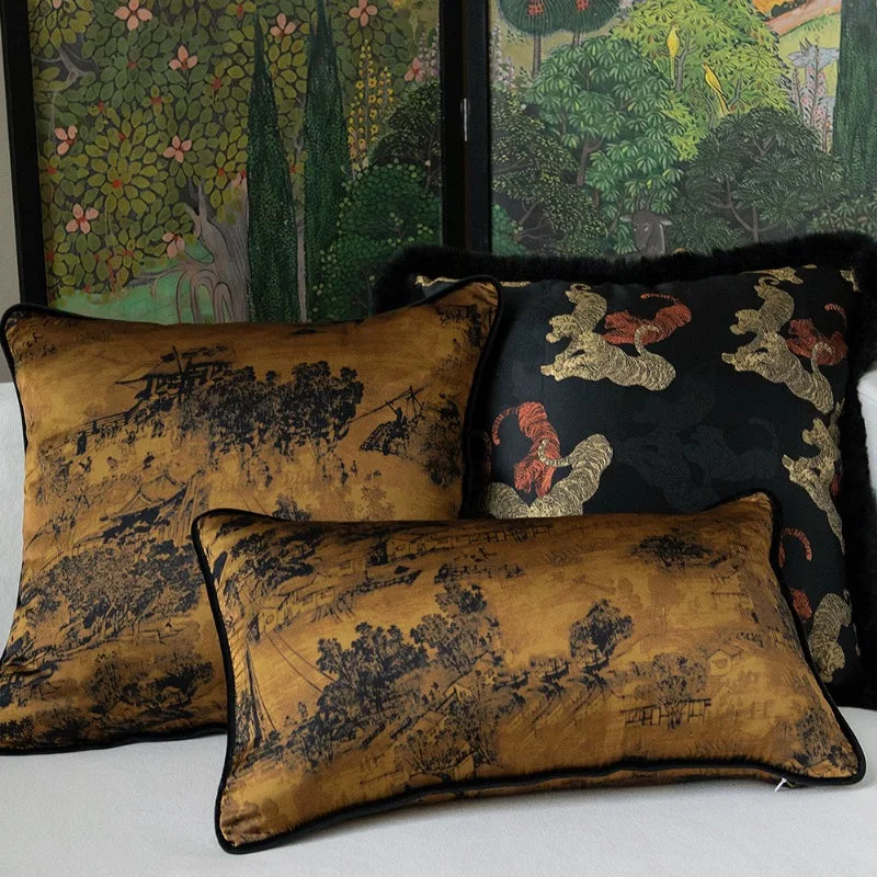 Housse de Coussin Noir et Jaune avec motifs de tigres rouges et jaunes dorés et bordure en fourrure noire - autre mise en scène avec d'autres modèles de coussin