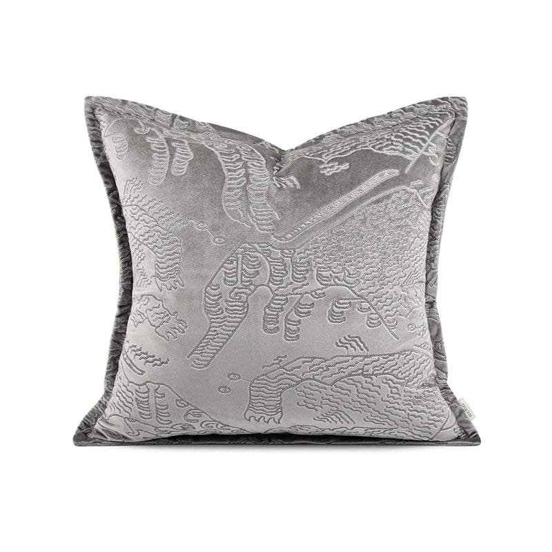 Housse de Coussin Graphique Gris en velours avec un motif texturé en relief représentant des éléments naturels et de manière abstraite montagne et tigre La lumière douce met en valeur les détails sans créer de fortes ombres - de face