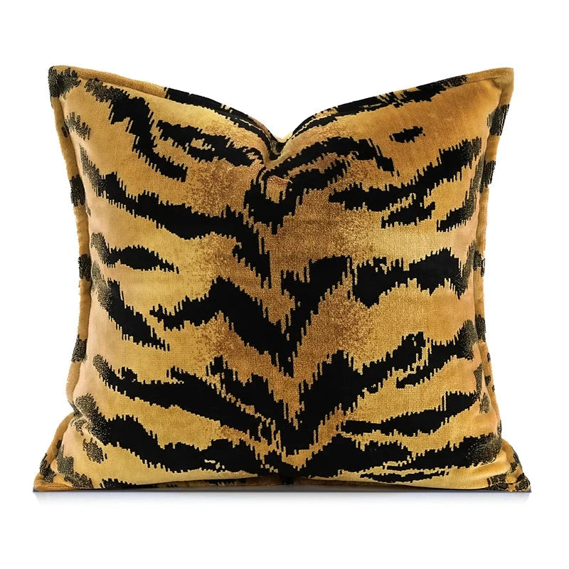 housse de coussin ethnique jaune en velours avec un motif de tigre noir et jaune doré, montrant une texture luxueuse et douce - de face