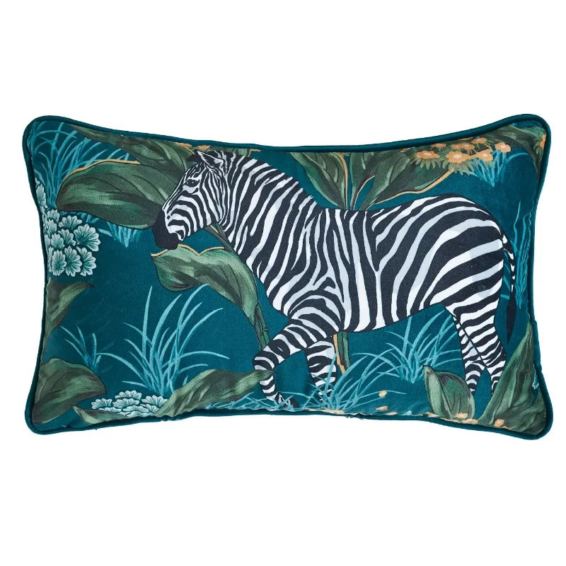 housse de coussin bleu canard floral avec un zèbre au milieu d'un feuillage tropical. Fond bleu-vert avec des feuilles vert foncé et des fleurs jaunes et blanches. Style artistique et détaillé - version rectangle