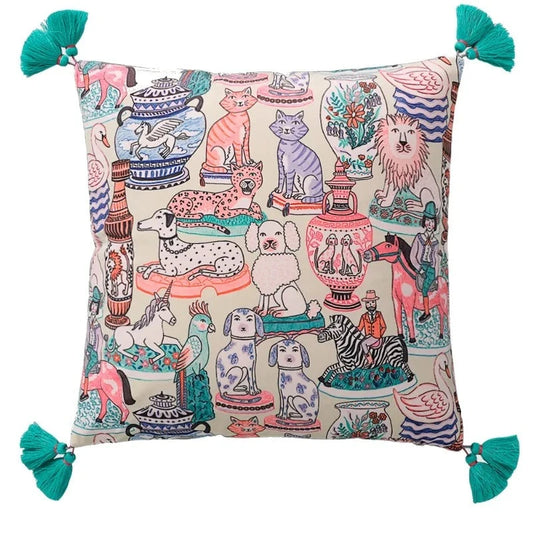 Housse de Coussin 60x60 Beige Velour  orné d'un motif capricieux avec divers animaux et objets, comme des chats, des chiens, un lion, une licorne, et des oiseaux, tous dessinés dans des couleurs pastel avec des pompons bleu sarcelle - De face