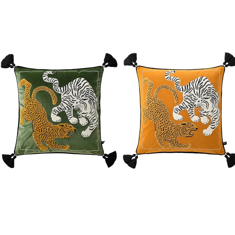 Housse de Coussin Moutarde et Noir décoratif avec broderie d'un tigre blanc et d'un léopard doré sur un fond jaune, orné de glands noirs aux coins - version verte et jaune