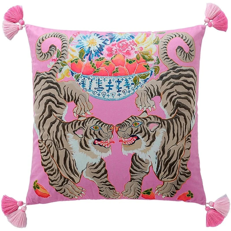 housse de coussin 50 x 50 rose framboise et un design symétrique présentant deux tigres face à face autour d'un bol orné rempli de fruits et de fleurs, bordé de pompons roses - de face