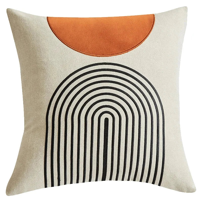 Housse de Coussin Blanc Cassé 45x45 avec un design graphique moderne, comprenant un demi-cercle orange en haut et des lignes noires concentriques formant une arche sur un fond beige clair - de face