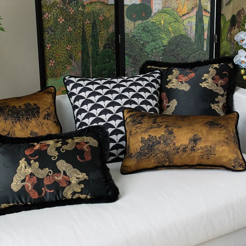 housse de coussin jaune et noir de style oriental avec un motif de paysage traditionnel chinois en jaune orangé et noir - mis en scène sur canapé blanc