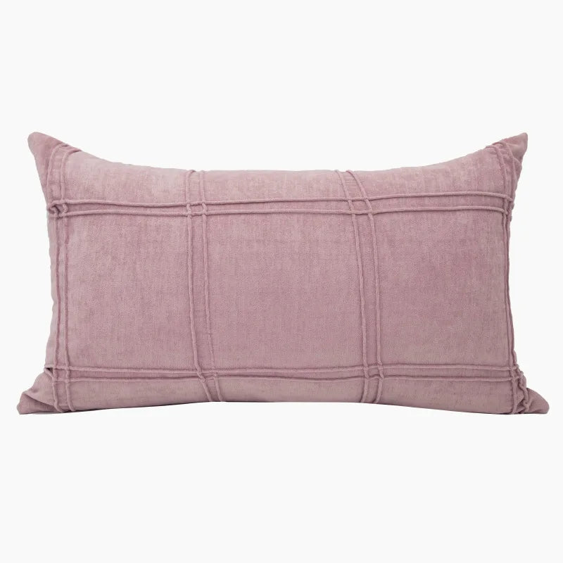 Housse de Coussin Rose Graphique avec motif géométrique en relief, style moderne minimaliste, tissu en velours texturé, sur fond blanc - version rectangle