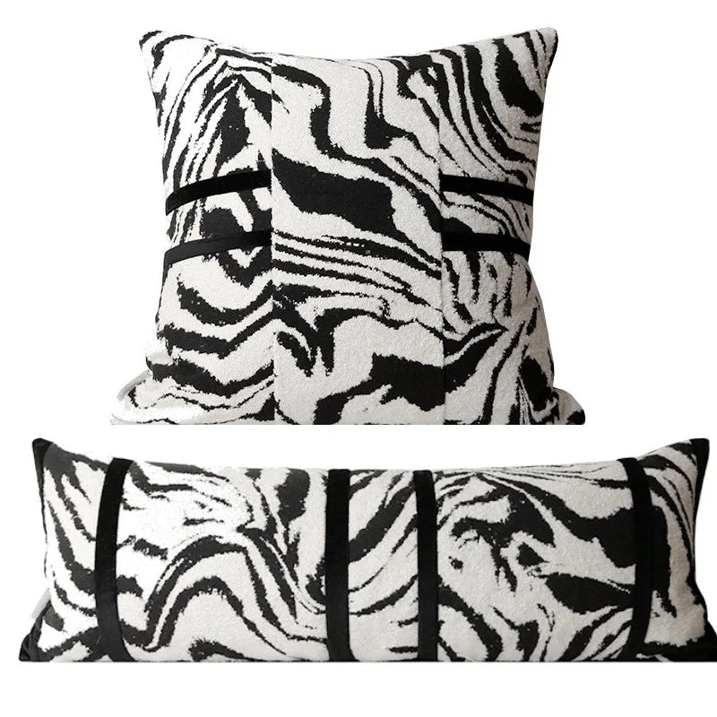 housse de coussin zebre 50x50 moderne avec un motif zèbre noir et blanc, comportant deux bandes horizontales noires au centre, sur un fond blanc - version carré et version rectangle