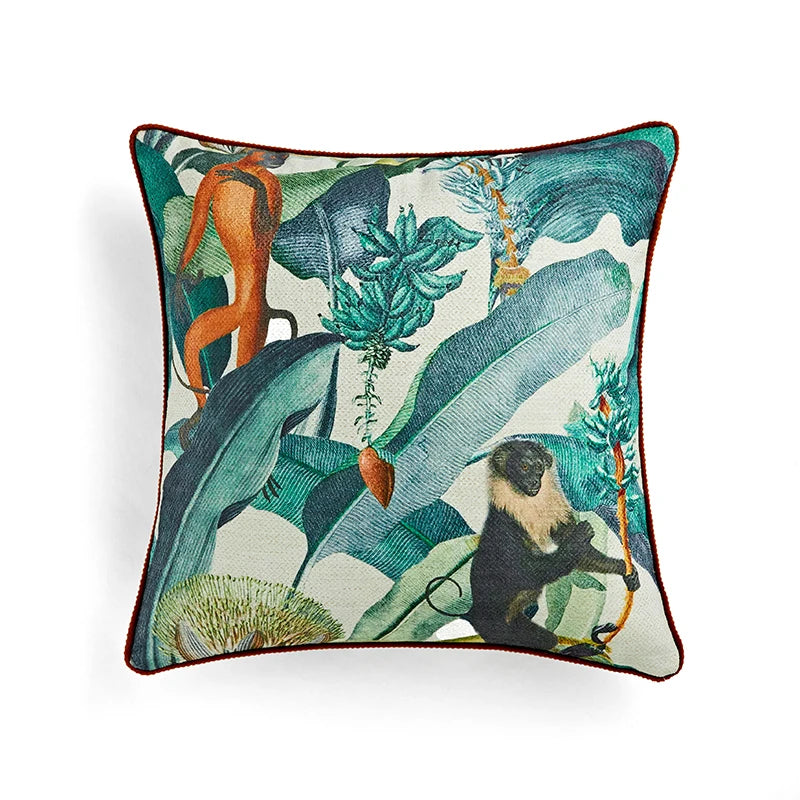 housse de coussin jungle 50x50 colorée et détaillée d'un coussin décoratif avec des feuilles tropicales vertes, des fleurs exotiques et un singe, bordé de rouge - de face