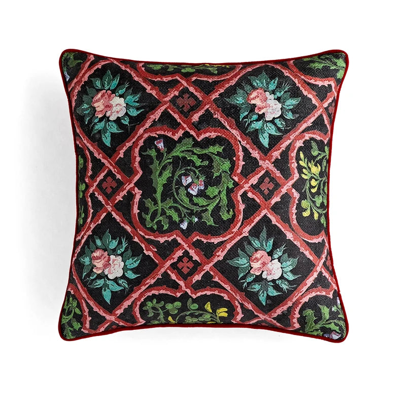 Housse de Coussin avec Fleur Rose au style classique, avec un motif de quadrillage rouge-orangé texturé sur fond noir, orné de fleurs peintes avec des roses roses et des feuilles vertes. Design élégant et détaillé, évoquant une tapisserie - de face