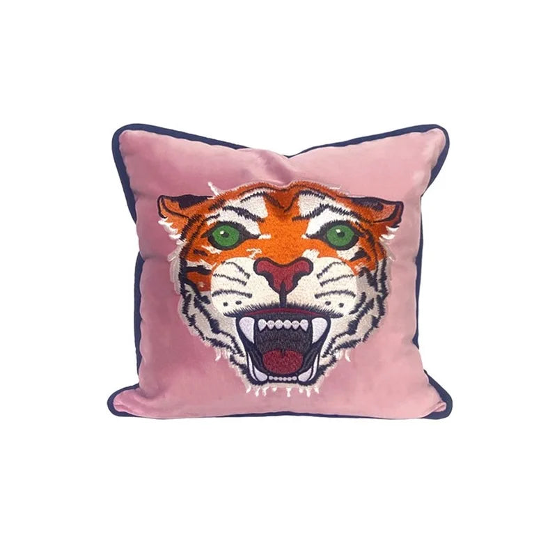 Housse de Coussin Imprime Rose et Bleu Marine avec une illustration graphique de tête de tigre orange, bordure bleu foncé - de face