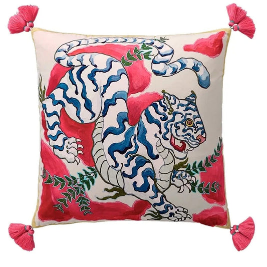 Housse de Coussin Original Beige et Rouge  avec motif de tigre stylisé en couleurs vives, pompons roses aux coins - de face