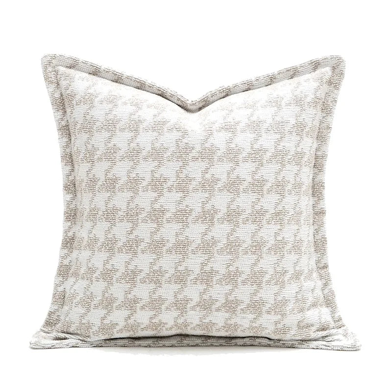 Housse de Coussin Couleur Taupe et Beige décoratif avec un motif pied-de-poule beige et blanc, doté de bordures assorties et photographié sur un fond blanc.- de face