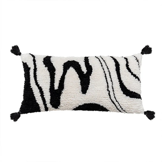 Housse de Coussin Rectangulaire en Noir et Blanc  avec texture bouclée, motif graphique de lignes abstraites et pompons noirs aux coins, sur fond blanc épuré - de face