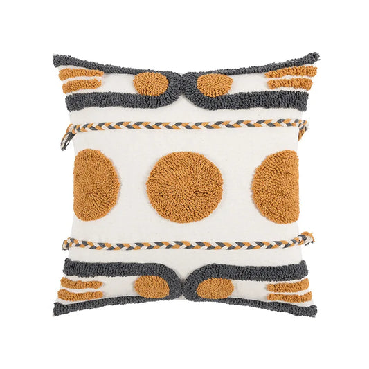 Housse de Coussin Style Boheme Terracotta décoratif au style bohème minimaliste, avec broderies en relief de formes géométriques jaunes moutarde et grises anthracite, sur fond blanc texturé. Bordures tressées artisanales - modèle 1 de face