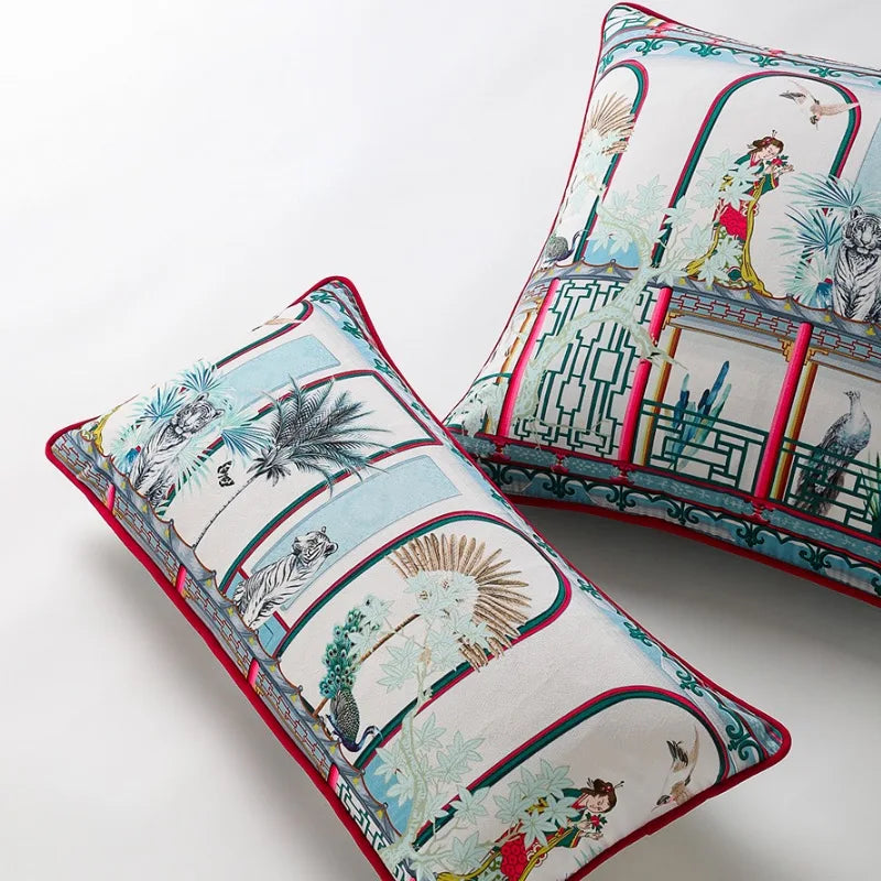 Housse de Coussin en Velours Doux  avec un design inspiré de l'Asie, représentant une scène traditionnelle avec une femme en tenue colorée, un tigre, des plantes exotiques et des oiseaux, entourée de motifs géométriques et de colonnes, avec une bordure rouge - version rectangle en avant