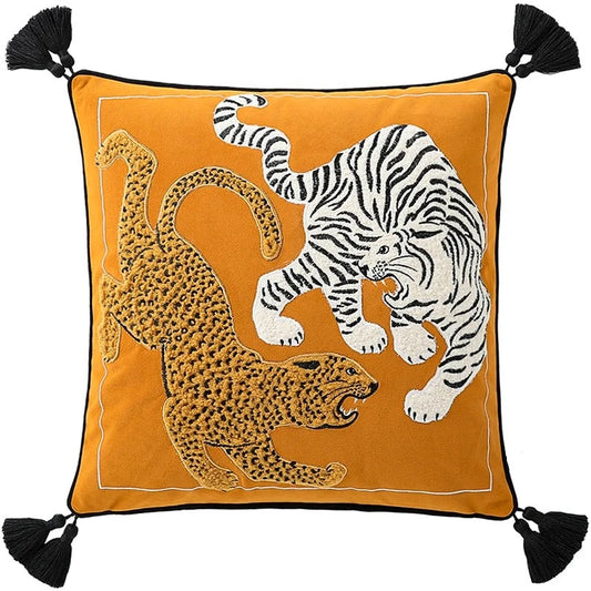 Housse de Coussin Moutarde et Noir décoratif avec broderie d'un tigre blanc et d'un léopard doré sur un fond jaune, orné de glands noirs aux coins - De face