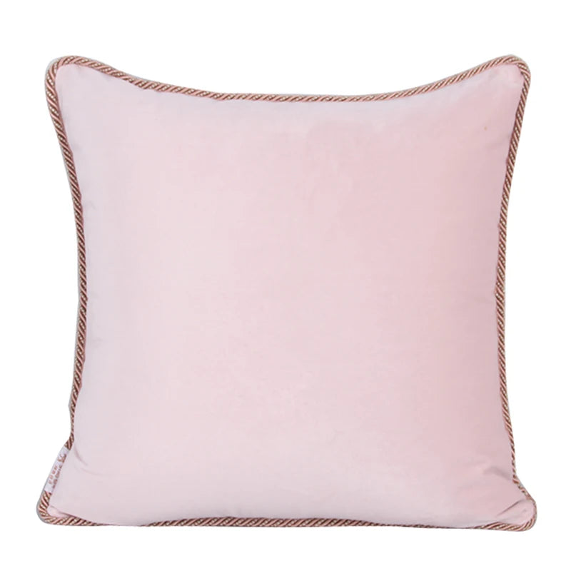 Coussin décoratif avec illustration fantaisiste d'un chat vêtu d'un pull bleu marine étoilé et d'une jupe rose à motif léopard, sur fond rose décoré d'étoiles colorées, avec une bordure torsadée beige et brune. - de dos