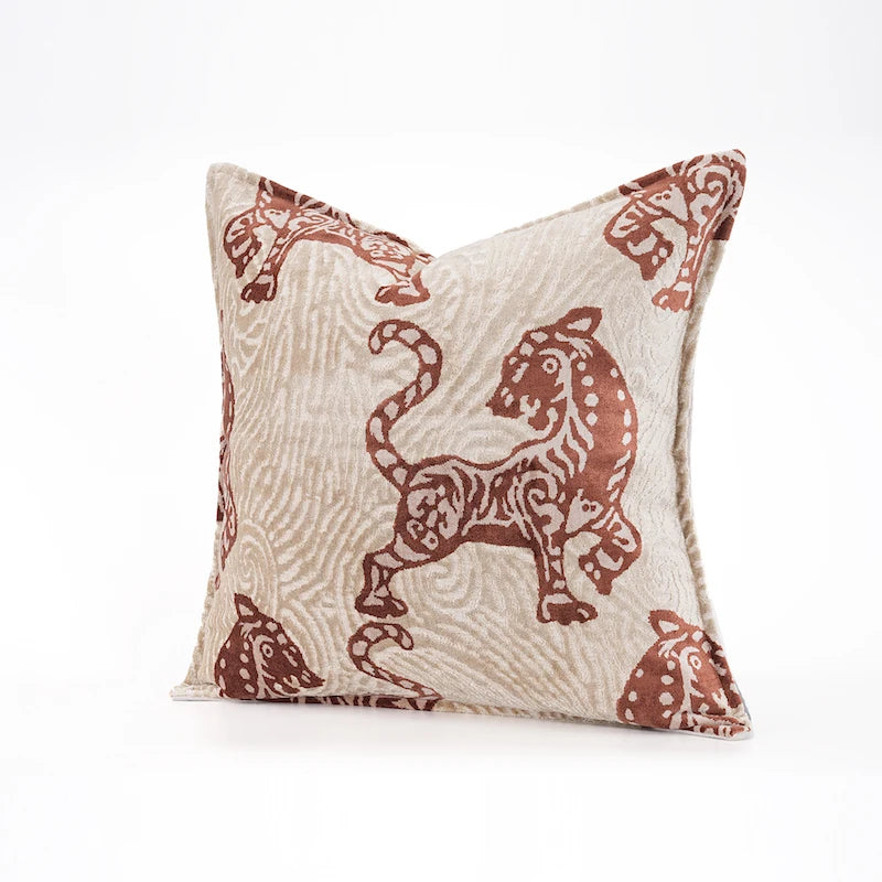 Housse de Coussin Beige et Rouge décoratif avec motif de tigre rouge sur fond beige, style moderne et minimaliste - de 3/4