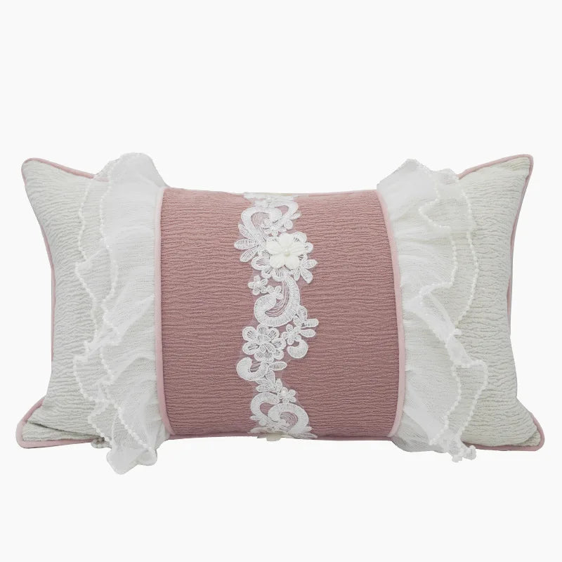 housse de coussin rose poudré avec une texture légèrement ondulée, présenté sur un fond clair et uni, éclairé par une lumière douce. - version rectangle avec broderie