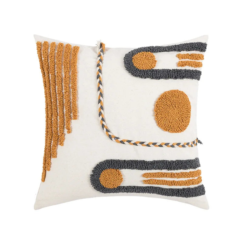 Housse de Coussin Style Boheme Terracotta décoratif au style bohème minimaliste, avec broderies en relief de formes géométriques jaunes moutarde et grises anthracite, sur fond blanc texturé. Bordures tressées artisanales - modèle 2 de face