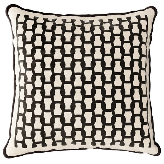 Housse de Coussin Géométrique Noir et Blanc avec un motif graphique de maillons de chaîne en noir et blanc, bordé d'un liseré noir - De face