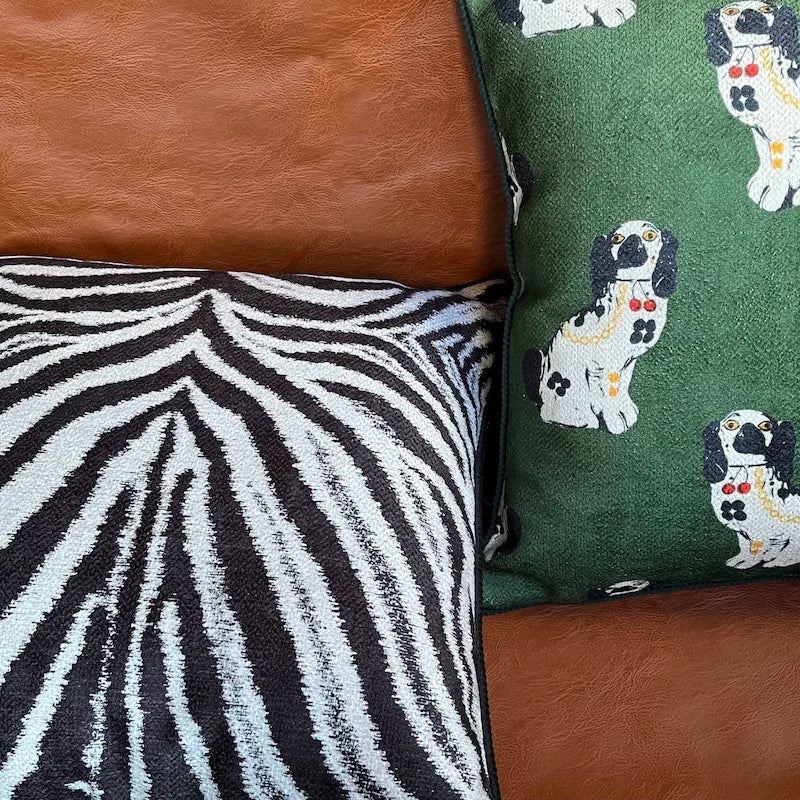 Housse de Coussin Chien Vintage décoratif sur fond vert avec motifs répétitifs de chiens noirs et blancs ornés de colliers dorés et rouges, design classique et élégant - zoom sur motifs