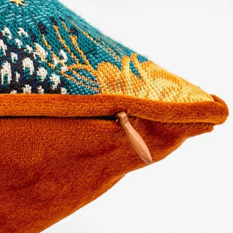 Housses de Coussin 45x45 Orange et Vert Amande décoratif avec une représentation artistique d'un zèbre entouré de végétation tropicale et de motifs floraux et sa fermeture éclaire discrète