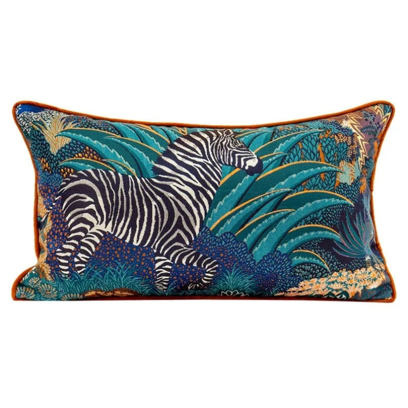 Housses de Coussin 45x45 Orange et Vert Amande décoratif avec une représentation artistique d'un zèbre entouré de végétation tropicale et de motifs floraux en rectangle